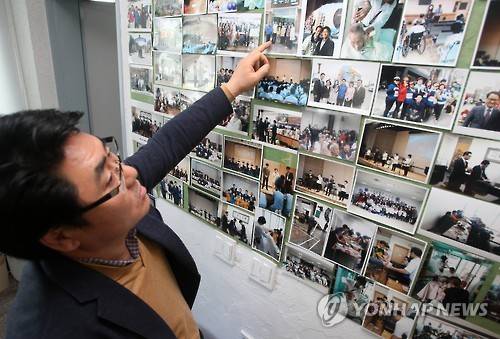 소외된 이웃에 사랑 전하는 사람들 (춘천=연합뉴스) 박영서 기자 = 강원 춘천 바나나사랑봉사회 회장 나모세(55) 씨가 지난 7일 오후 춘천시 요선동의 사무실에서 그동안의 활동을 소개하고 있다. 봉사회 회원 230명은 복지 사각지대에 놓인 사회적 약자와 보호대상자들을 찾아 경제적 지원과 자립을 돕는 등 4년째 묵묵히 어려운 지역민에게 이웃사랑을 실천하고 있다. 2016.2.9 conanys@yna.co.kr