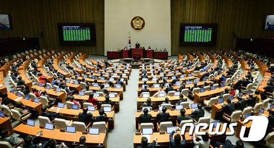 10일 오후 서울 여의도 국회에서 열린 본회의에서 찬성 241표, 반대0, 기권 7표로 북한 장거리 미사일 발사를 규탄하는 결의안이 가결되고 있다. 2016.2.10/뉴스1 © News1 허경 기자