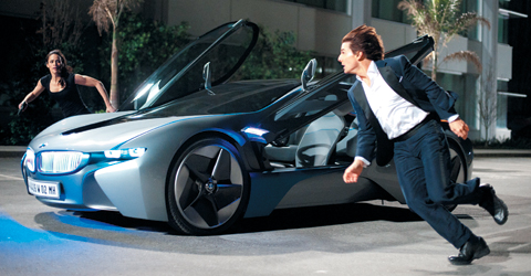 2011년 개봉한 영화 ‘미션 임파서블:고스트 프로토콜’에서 톰 크루즈(오른쪽)가 BMW i8에서 뛰어내려 추격전을 벌이고 있다. 사진은 영화의 한 장면.