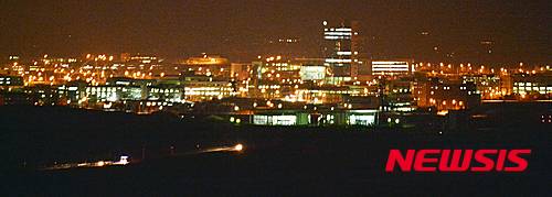 【파주=뉴시스】 10일 정부가 4차 핵실험과 장거리 미사일 발사 등 연이은 도발을 강행한 북한에 대해 강력하고 독자적인 대북 압박 카드로 개성공단 전면 중단을 선언했다. 사진은 경기도 파주 도라전망대에서 바라본 지난 2013년도 개성공단 모습. (사진=뉴시스 DB) 2016.02.10. photo@newsis.com