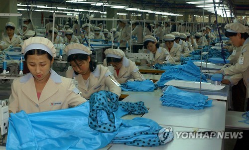 2013년 9월 개성공단에서 근로자들이 작업하고 있다. (연합뉴스 자료사진)