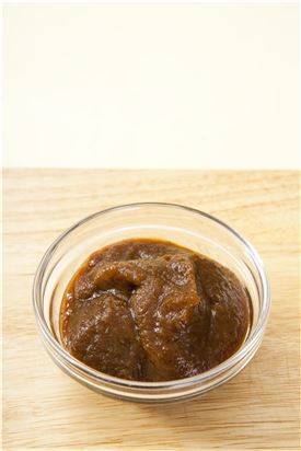 2. 대추는 돌려깎기 해 씨를 발라내고 물을 넣어 푹 끓여 체에 걸러 대추고를 만든다. (Tip 대추고를 준비하지 못했다면 흑설탕을 더 넣고 물을 조금 더 붓는다.)