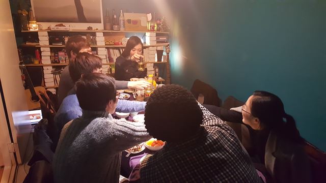 설 당일인 8일 서울 종로구 충신동에서 열린 ‘소셜다이닝’ 모임 참석자들이 저녁 식사를 하며 건배를 하고 있다.
