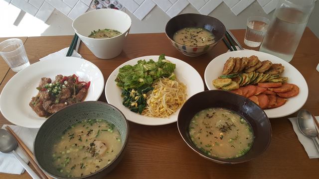 서울 합정동에서 음식점을 운영하는 서진우씨가 9일 자신의 가게에서 소셜다이닝 모임을 열면서 손수 차린 음식들.