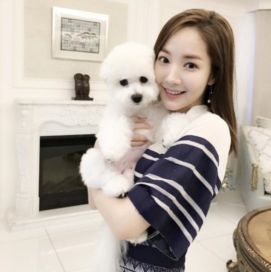 박민영이 강아지와 찍은 셀카를 공개했다.© News1star/ 박민영 인스타그램