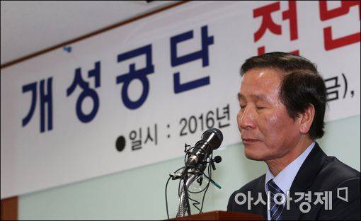 정기섭 개성공단기업협회 회장이 12일 서울 여의도 중소기업중앙회에서 열린 비상총회에서 발언 도중 눈을 감고 있다.