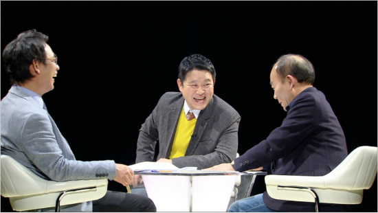(왼쪽부터) '썰전'에 출연한 유시민 전 보건복지부 장관과 MC 김구라 그리고 전원책 변호사. (사진=JTBC 제공)