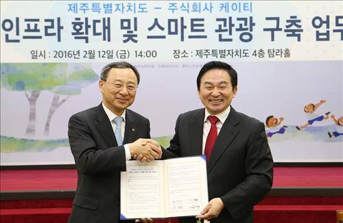 <사진> KT 황창규 회장과 원희룡 제주도지사가 업무협약 체결 후 기념 촬영을 하는 모습