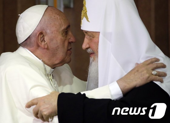 프란치스코 교황(왼쪽)과 러시아 정교회 키릴 대주교가 12일 1000여 년만에 처음 만나 양교 화합을 논했다.© AFP=뉴스1