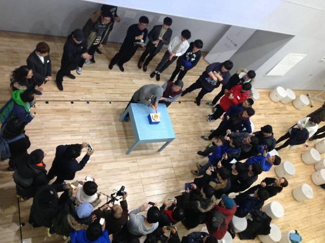 주말이었던 지난달 16일 한국위키미디어협회가 서울시민청에서 위키피디아 프로젝트의 15주년을 기념하는 모임을 열었다. 80명가량의 편집자들이 참여해 위키 프로젝트에 대한 토론을 벌였다. 위 작은 사진은 위키피디아의 로고. 지난달 15일은 세계 최대의 온라인 백과사전인 위키피디아가 만들어진 지 15주년이 되던 날이었다. 위키피디아 제공