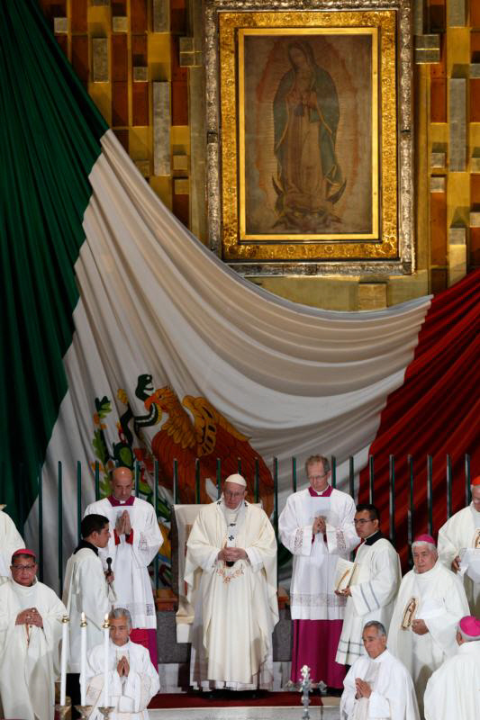 교황이 <과달루페의 성모 마리아> 그림을 배경으로 미사를 집전하고 있다. /카톨릭뉴스서비스(CNS)