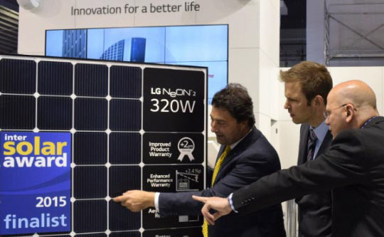 LG전자가 지난해 독일 태양에너지 전시회 ‘인터솔라 2015’에서 공개한 태양광 모듈 ‘네온2’.  LG전자 제공
