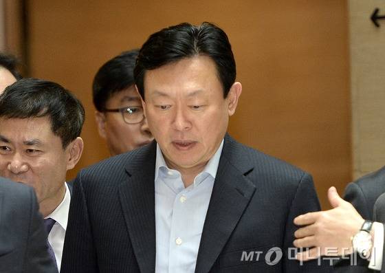 신동빈 롯데그룹 회장이 4일 오후 롯데그룹 사장단 회의가 예정된 서울 송파구 잠실 롯데호텔로 들어서고 있다. 2015.12.4/뉴스1 <저작권자 © 뉴스1코리아, 무단전재 및 재배포 금지>