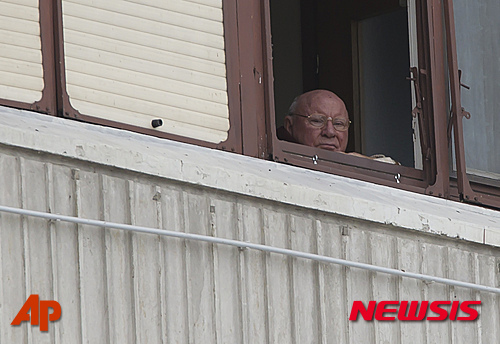 【오시예크=AP/뉴시스】2014년 7월 사진으로, 야콥 데징거가 크로아티아 동부의 고향 아파트에서 내다보고 있다. 나치 강제수용소 간수를 지낸 데징거는 며칠 전 92세로 사망했다. 2016. 2. 14.