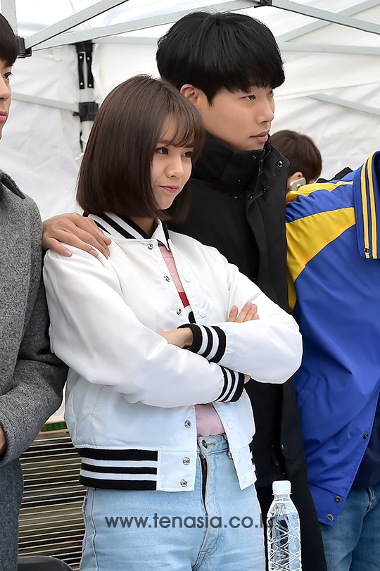 배우 혜리, 류준열이 팬사인회에 앞서 포토타임을 갖고 있다.