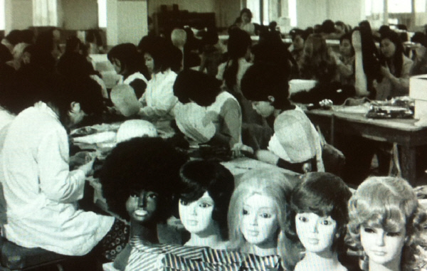 1970년대 서울 구로동 수출공단에 있던 가발공장에서 여성 노동자들이 작업을 하고 있다.      국가기록원 제공