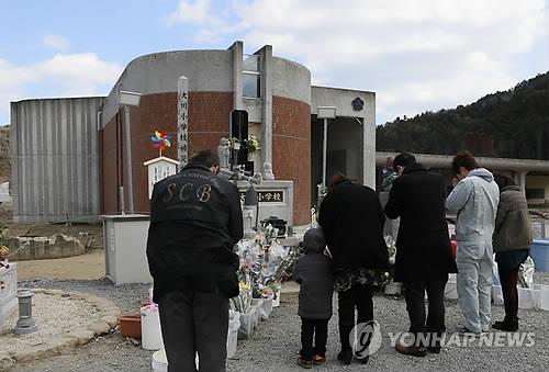 동일본대지진으로부터 2년이 경과한 2013년 3월11일 미야기현 이시노마키 주민들이 희생자들을 추도하는 모습.(EPA.연합뉴스.자료사진)