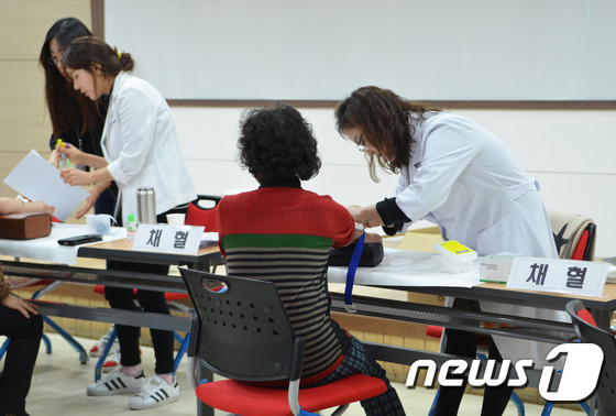 간염검사를 위해 보건소에서 시민들이 채혈하는 모습.(기사내용과는 무관함) 2016.02.17/뉴스1 © News1 권혜민 기자