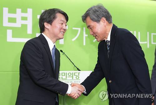 이상돈 교수 국민의당 합류 (서울=연합뉴스) 김현태 기자 = 이상돈 중앙대 명예교수가 17일 오전 마포구 국민의당 당사에서 국민의당 합류 의사를 밝힌 후 안철수 공동대표와 악수하고 있다. 이 교수는 19대 총선을 앞두고 있던 2012년 새누리당 박근혜 비상대책위원장 시절 새누리당 비대위원를 맡은 바 있다.