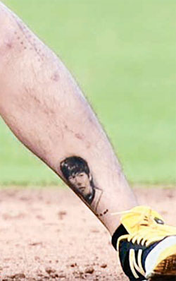 상처를 가리기 위해 왼 발목에 새긴 강정호의 얼굴 문신. 지난해 9월 부상 당한 강정호의 무릎에는 꿰맨 자국이 선명하다. [사진 매커친 트위터]
