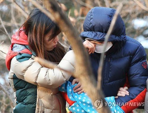후회의 눈물 (경기광주=연합뉴스) 홍기원 기자 = 18일 오후 경기도 광주시의 한 야산에서 진행된 고성 큰딸 살해 암매장 사건 현장검증에서 친딸을 숨지게 한 주부 박모(42·여)씨가 눈물을 흘리자 경찰이 닦아주고 있다.