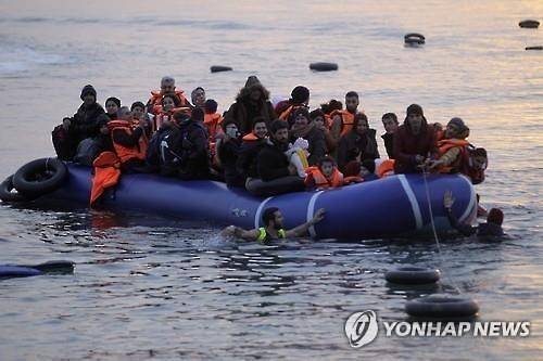 터키에서 출발해 그리스의 섬에 도착한 난민들(EPA=연합뉴스)