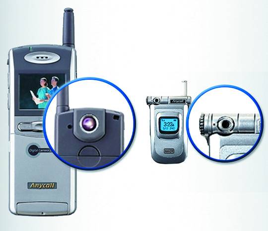 세계 최초 카메라폰인 삼성전자 SCH-V200(왼쪽)은 35만 화소 카메라가 탑재됐다. 2002년 출시된 SCH-X590은 렌즈가 회전해 ‘셀피’를 할 수 있는 최초의 휴대전화였다.삼성전자 제공