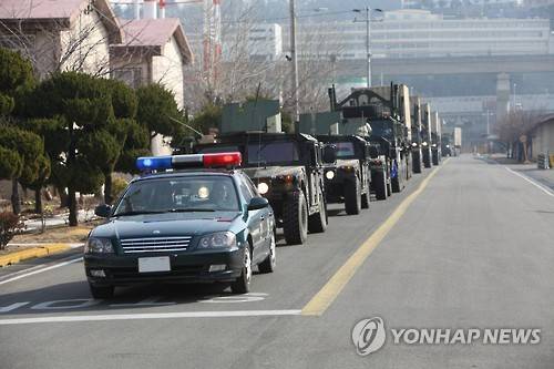 한ㆍ미 연합 전시증원(RSOI) 훈련 (서울=연합뉴스) 육군은 19일 육군 제2작전사령부와 미 8군사령부가 한미 연합 전시증원(RSOI) 훈련을 했다고 밝혔다. 훈련(RSOI)에 참여한 미군 증원 물자들이 전방전개를 위해 이동하고 있다. RSOI는 수용(Reception), 대기(Staging), 전방이동(Onward Movement), 통합(Integration)의 약어로, 유사시 미 증원 전력의 한반도 전개 과정을 의미한다. 이 과정에서 우리 군은 미 증원 전력의 신속한 이동이 가능하도록 도로 사용을 조정·통제하고 경계, 통신, 피해 복구 등의 지원활동을 한다. 2016.2.19 << 육군 제공 >> photo@yna.co.kr