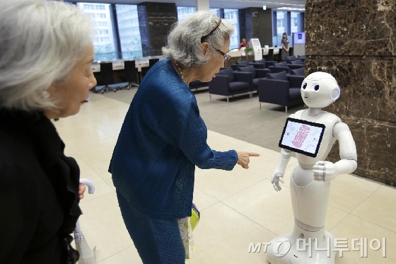 소프트뱅크의 인간형 로봇 '페퍼'는  노인의 간병에 더 활약할 수 있다. /사진=블룸버그<br>