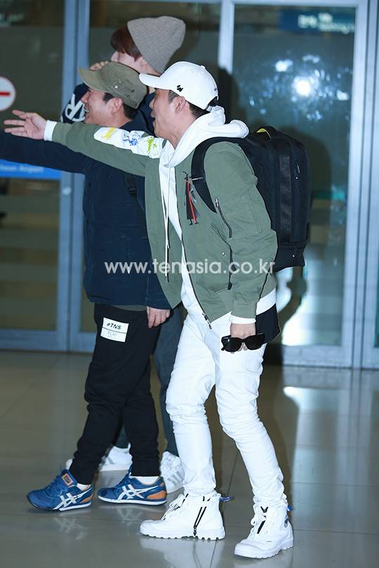 안재현, 이수근, 은지원이 강호동을 만류하고 있다. (신서유기2)