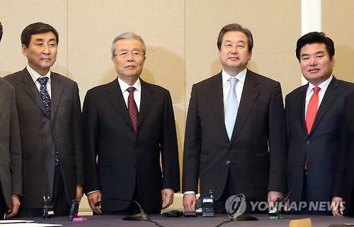 새누리당 김무성 대표를 비롯한 지도부와 더불어민주당 김종인 비상대책위 대표를 비롯한 지도부가 22일 오후 국회 귀빈식당에서 만나 회담을 열기 앞서 포즈를 취하고 있다.