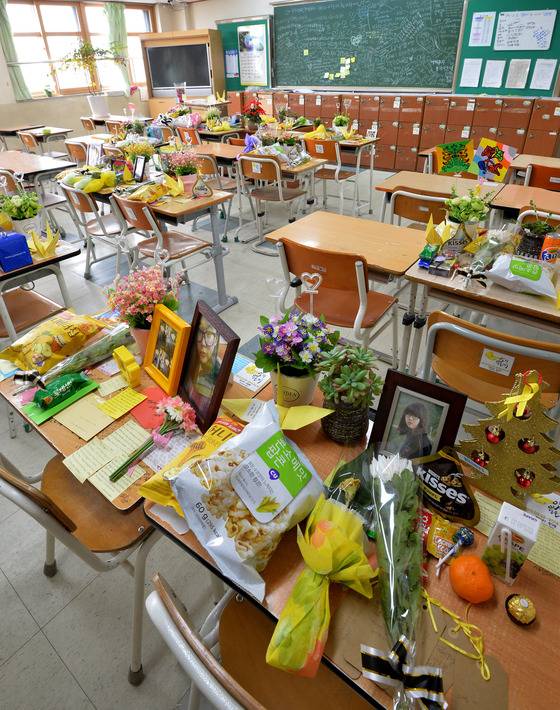 경기도 안산시 단원구 단원고등학교에 주인을 잃은 희생 학생들의 자리. /사진=뉴스1