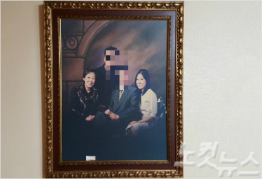 고(故) 하지혜양의 어머니가 숨지기 전까지 살았던 하남시에 있는 아파트. 벽면에는 행복했던 시절을 떠올리는 가족 사진이 걸려 있었다. (사진=박지환 기자)