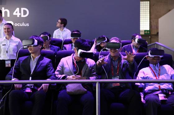 관객들이 스페인 바르셀로나에서 열린 모바일 월드 콩그레스(MWC) 2016 전시장에서 삼성전자 가상현실(VR) 체험관을 방문해 체험을 즐기고 있다. (GSMA 제공)