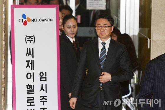 김진석 CJ헬로비전 대표가 26일 오전 서울 마포구 상암동 누리꿈스퀘어에서 열린 'CJ헬로비전 임시주주총회'를 마치고 회의장을 나서고 있다. 이날 김진석 CJ헬로비전 대표는 “이번 주주총회에서 전체 70% 이상 찬성으로 SK브로드밴드 합병안건이 가결됐다”고 밝혔다. /사진=뉴스1