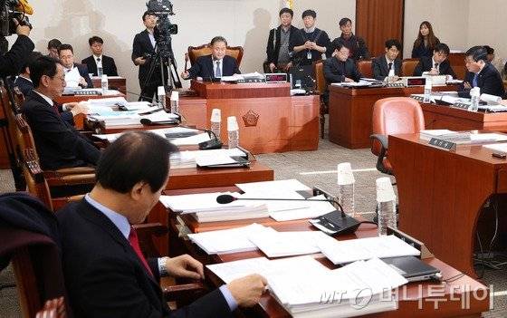 1일 서울 여의도 국회에서 열린 법제사법위원회 전체회의에서 이상민 위원장과 여야 의원들이 국내 로펌과 외국 로펌의 합작 법무법인 설립을 허용하는 내용을 골자로 한 외국법자문사법 개정안을 의결하고 있다. 2016.2.1/뉴스