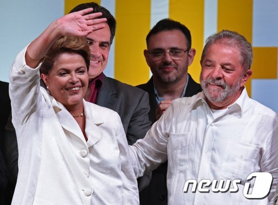 대선 당선을 확정한 후 지지자들의 환영에 화답하는 지우마 호세프 브라질 대통령(왼쪽)과 룰라 다 실바 전 대통령.© AFP=뉴스1