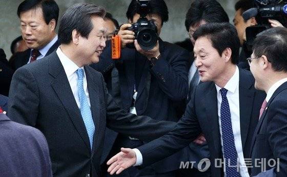 '공천 살생부설(說)'을 놓고 진실공방을 벌이고 있는 새누리당 김무성 대표와 정두언 의원이 29일 서울 여의도 국회에서 열린 의원총회에서 악수를 나누고 있다. 2016.2.29/뉴스1 <저작권자 © 뉴스1코리아, 무단전재 및 재배포 금지>