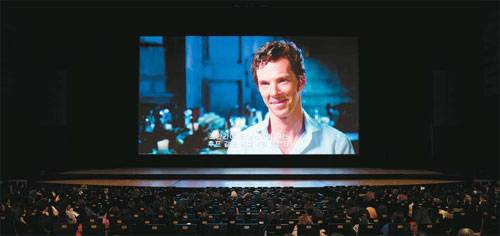 국립극장 스크린서 상영된 컴버배치 주연 연극 `햄릿`.