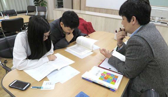 MBTI 검사 전 검사 방법에 대한 설명을 듣고 있는 문군과 박양.