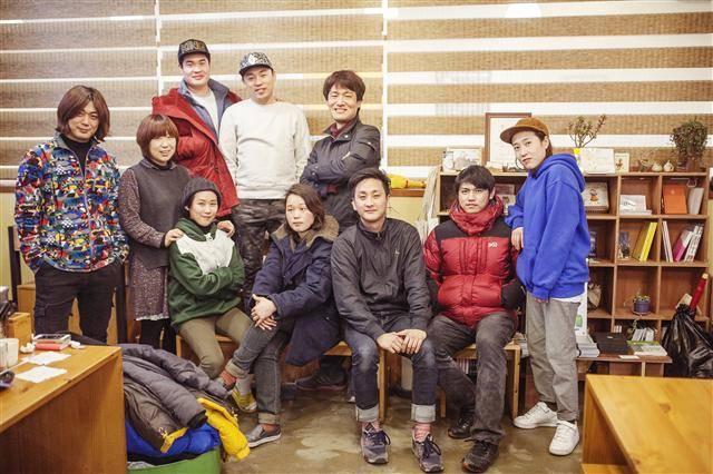 가족적 분위기의 극단 앤드씨어터. 서 있는 단원은 왼쪽부터 고홍진, 권근영, 전민호, 서현민, 류성, 신아리. 앉은 단원은 홍혜진, 이효진, 전윤환, 조영. 앤드씨어터 제공