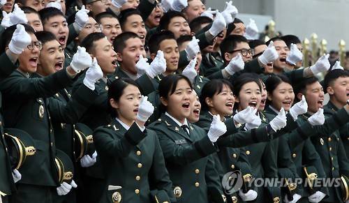 신임 장교들, 사랑합니다~ (계룡=연합뉴스) 양영석 기자 = 4일 충남 계룡대에서 열린 합동임관식을 통해 6천3명이 장교로 임관한다. 합동임관식 시작에 앞서 예비 장교들이 기념 사진찍는 연습을 하고 있다. youngs@yna.co.kr