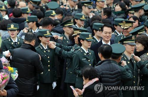 계급장 달기 (계룡=연합뉴스) 양영석 기자 = 4일 충남 계룡대에서 열린 합동임관식을 통해 소위로 임관한 장교들에게 가족들이 계급장을 달아주고 있다. 2016.3.4 youngs@yna.co.kr