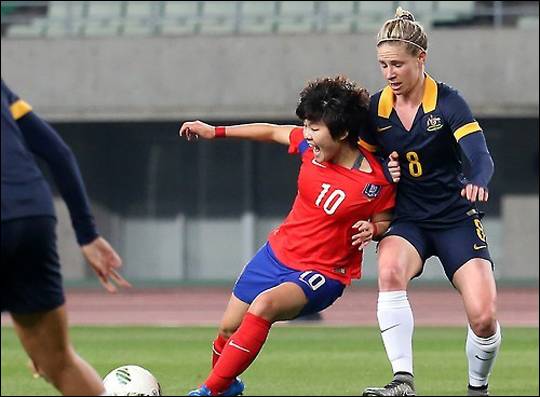 4일 일본 오사카 얀마 스타디움에서 열린 '2016 리우올림픽 여자축구 아시아지역 최종예선' 3차전 호주와의 경기에서 지소연이 드리블 돌파를 시도하고 있다. ⓒ 연합뉴스