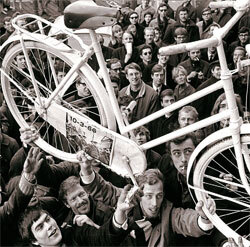 1960년대 암스테르담에서 청년 중심 문화 운동으로 벌어졌던 ‘하얀 자전거 프로젝트’. [사진 책세상]