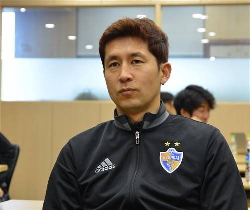 인터뷰하는 김용대 (울산=연합뉴스) 김경윤 기자 = 5일 울산시청에서 열린 프로축구 K리그 울산 현대 통합출정식을 앞두고 울산 골키퍼 김용대가 인터뷰하고 있다. 2016.3.5 cycle@yna.co.kr (끝)