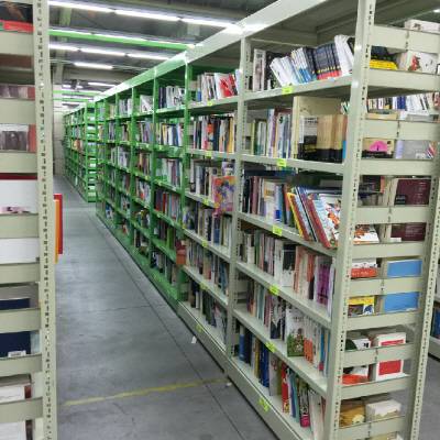 출판가에 불황이 깊어지는 가운데 온라인서점들이 당일 배송 주문시간 연장이라는 카드를 꺼냈다. 사진은 인터파크도서 물류센터. /사진제공=인터파크