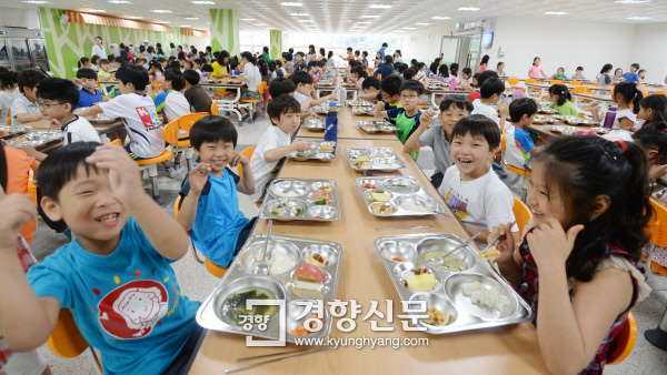 2014년 6월9일 서울 중랑구 새솔초등학교 어린이들이 학교 식당에서 급식받은 점심을 먹으며 즐거워하고 있다. ｜강윤중 기자