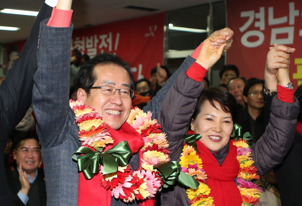 2012년 12월19일 오후 새누리당 홍준표 경남도지사 당선인이 경남 창원시 중앙동 자신의 선거 사무실에서 환호하는 지지자들과 함께 승리의 기쁨을 나누고 있다. ｜연합뉴스