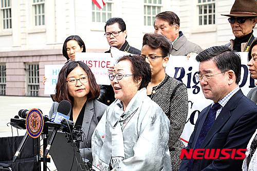 【뉴욕=뉴시스】노창현 특파원 = 위안부피해자에서 위안부활동가로 거듭난 할머니들이 '세계 여성의 날'을 맞아 뉴욕과 워싱턴DC에서 한일위안부 합의 무효를 주장하는 활동을 전개해 관심을 모으고 있다. 이용수(88) 할머니는 8일 뉴욕시청과 유엔본부에서 열린 회견에서 "위안부 할머니들의 마음을 담지 못한 합의는 무효"라고 선언했다. 뉴욕시가 위안부결의안 제출을 발표한 이날 행사엔 로리 컴보 뉴욕시의회 인권위원장과 피터쿠 시의원, 해외 최초의 기림비 건립을 주도한 시민참여센터 김동찬 대표와 캘리포니아 위안부소녀상 건립의 주역 가주한미포럼의 김현정 사무국장 등 시민활동가들이 함께 했다. 2016.03.08. <사진=교회일보 제공> robin@newsis,com